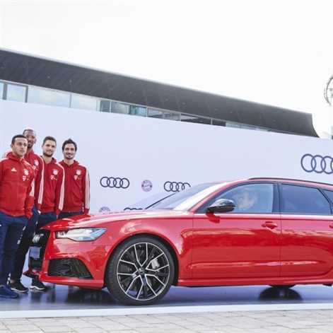 Robert Lewandowski i inni piłkarze Bayernu odebrali nowe modele Audi